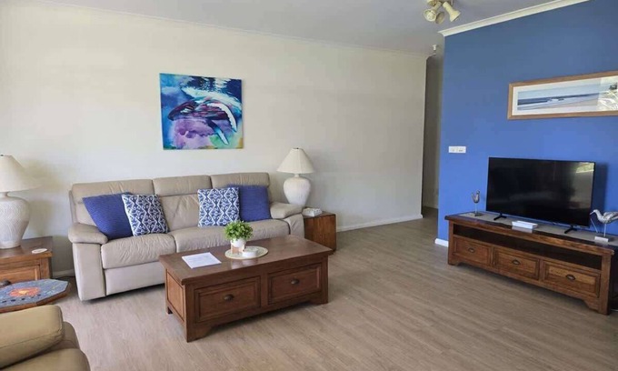 Mollymook Beach Apartment | Fathoms 1 Summary: Gr