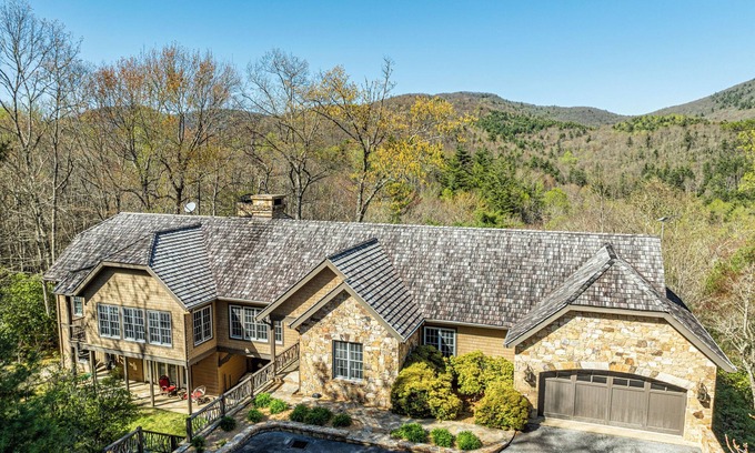 Highlands House | Fawn Creek - Beautiful Mountain Views & Spacious 2 Level home