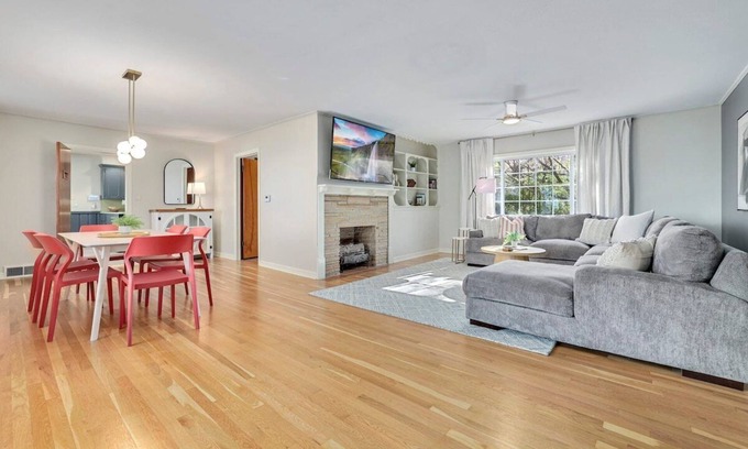 Fayetteville House | Fayetteville Flashback - 2 Mi to Downtown