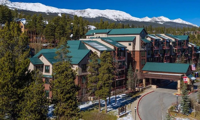 Four O'Clock Cabin | Feb. 10-17 Best in Breck. Hilton Valdoro. 2 BR, 2 Bath. Pvt deck and hot tub