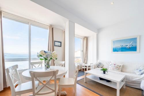 Laracha Apartment | Fee4Me Front line beach flat in Caión