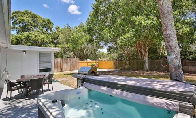Sarasota Springs House | Fenced in w/Jacuzzi Close to Siesta Key Bridge