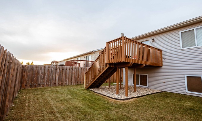 Fargo House | Fenced Yard I King I Grill I Pack 'n Play I 75" TV