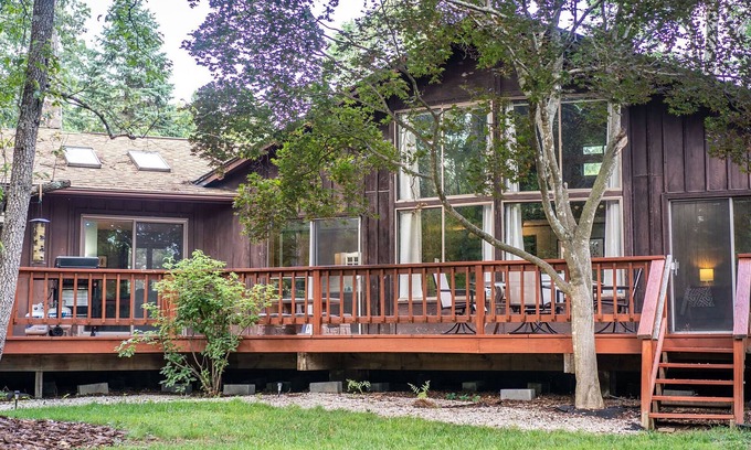 McGaheysville House | Fenced yard, Large deck, Family Friendly