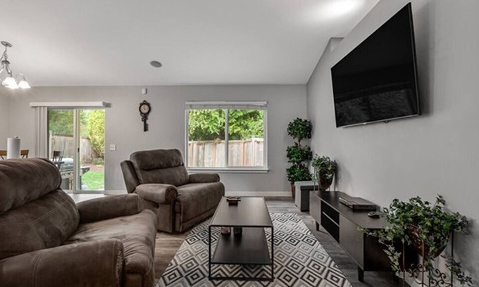 Cathcart House | Fenced yard - Mud proof - 3BD 2BA Apt