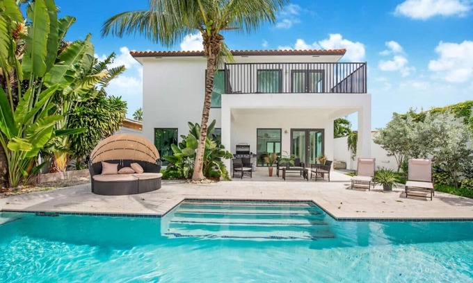 Coral Way Villa | Fendi Mansion│Pool│Central Miami │Piano│Pool table