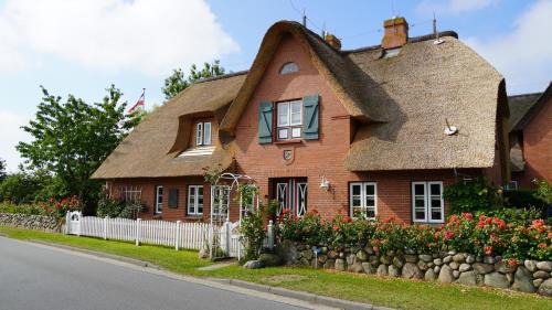 Oevenum Apartment | Ferien unterm Reetdach Whg 01