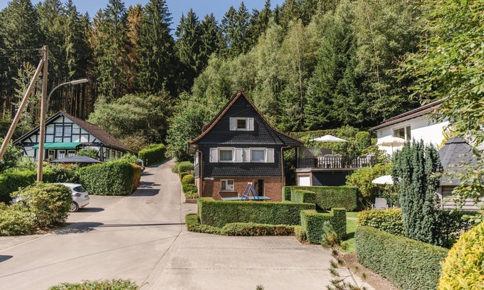 Eslohe House | Ferienhaus in Ortsrandlage mit Aussensauna und Beleuchteter Glasüberdachung