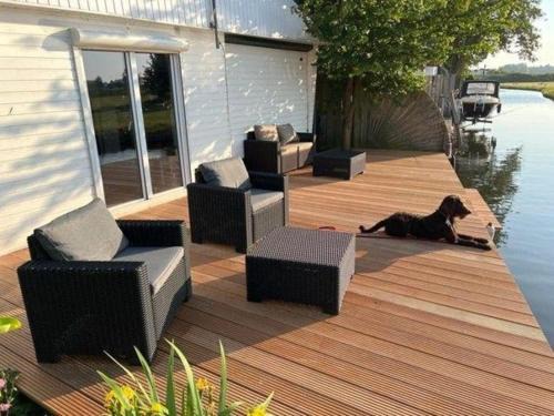 Onderdijk Apartment | Ferienhaus Tami direkt am Wasser mit eigenem Bootsanlegesteiger