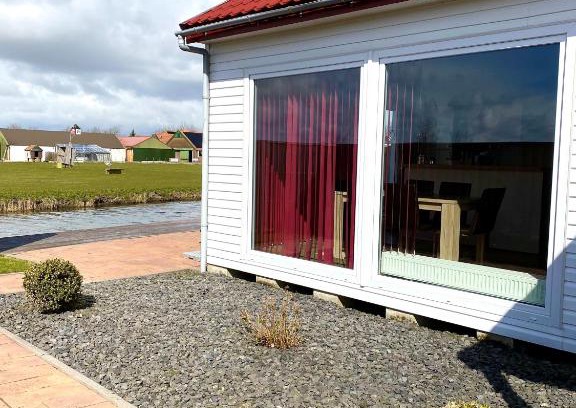 Onderdijk House | Ferienpark Vislust Modernes Holzhaus am Ijsselmeer mit eigenen Steg