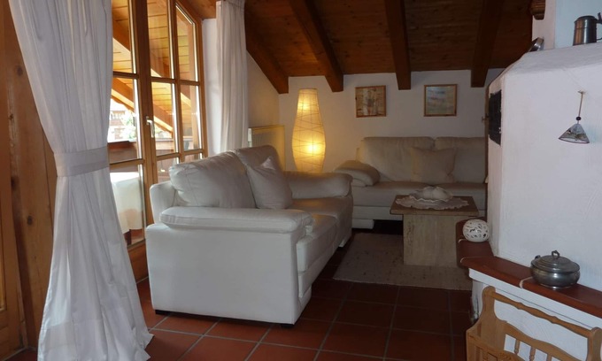 Oberschonau Apartment | Ferienwohnung Suite Silberdistel, 1 bis 2 Personen, 75 qm, 1 Schlafzimmer, 2 Bäder mit Dusche + Wanne, Kachelofen, Balkon