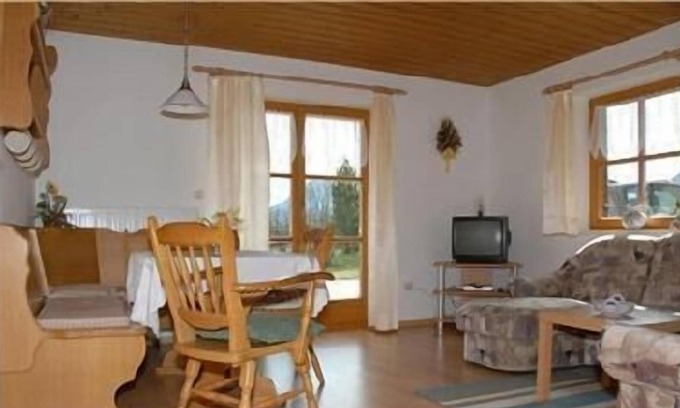 Piding Apartment | Ferienwohnung (60 QM) Schlafzimmer, Einbauküche, Wohn-/Schlafraum, Du/WC