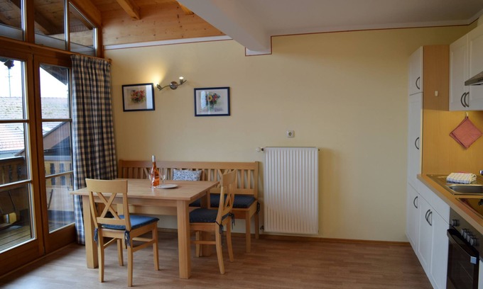 Rimsting Apartment | Ferienwohnung Bergblick 55 qm, mit Blick auf den Chiemsee
