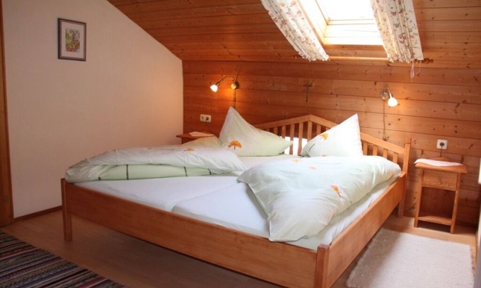 Frasdorf Apartment | Ferienwohnung bis 4 Personen, Bauernhof, 47qm, Balkon, 2 Schlafzimmer, Wohnküche, SAT-TV = Enzianzimmer