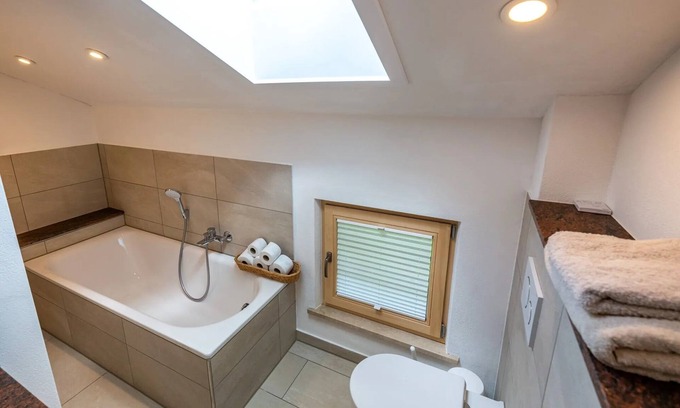 Prien am Chiemsee Apartment | Ferienwohnung 1, Ruhige Lage, Sep. Schlafräume, Balkon 65 qm
