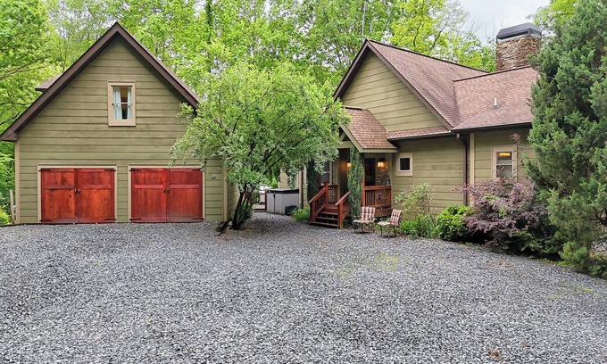 Hiawassee House | Fern & Fog Retreat - by Chatuge Home Concierge Peaceful Forest Retreat , fire pit, hot tub
