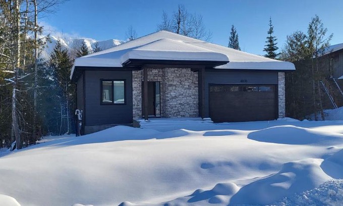 East Kootenay House | Fernie Escape - Mountain Home on the Ski Hill