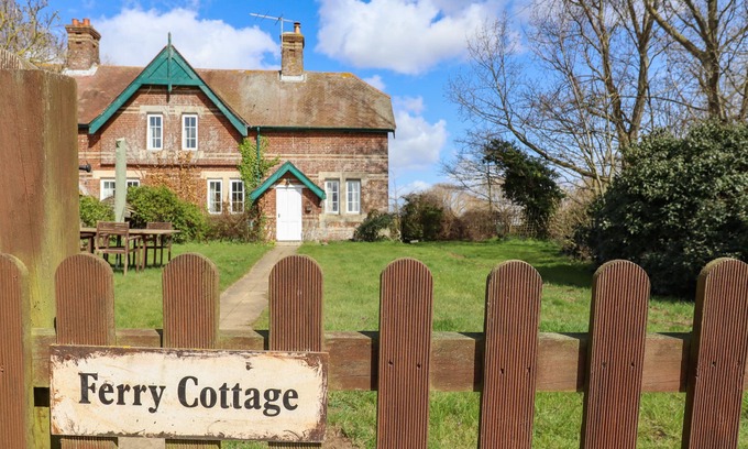 Woodbridge Cottage | FERRY COTTAGE, pet friendly, character holiday cottage in Orford