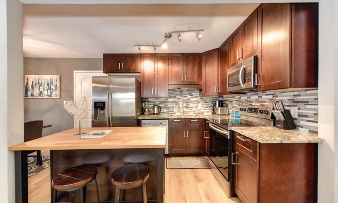 Southeastern Sacramento House | FieldOnBlue Large Yard Grill, Garage, close to Downtown, Golden One, UC Davis
