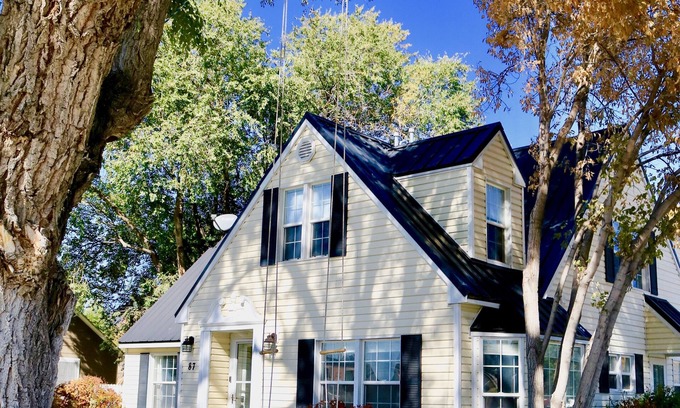Heber House | Film-featured, sleeps 18, hot tub, fire pit, decks