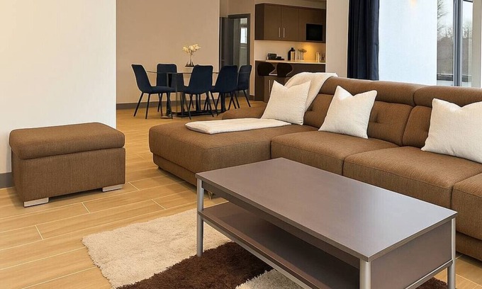 West Finchley Apartment | Finchley Penthouse | Sleeps 8 | Free Parking | LDN