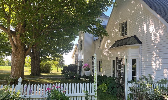Grafton House | Finchstone Guest House- Walk to Ste. Anne's Spa