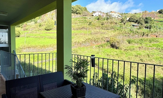 Calheta House | Find yourself surrounded by the serenity of nature, but very close to services.