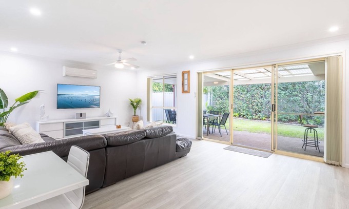Fingal Bay House | Fingal on Whitesands- all on ground level with air con, wi-fi and boat parking