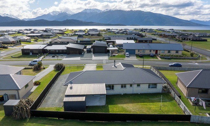 Te Anau House | Fiordland Vista Lodge - Te Anau Holiday Home