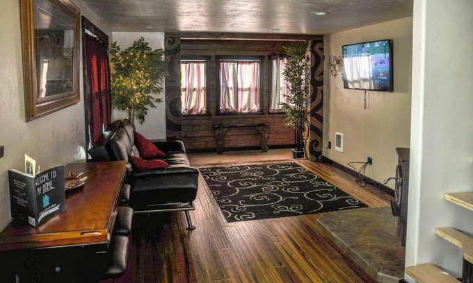 Bloomington House | Fiore del Lago - Cozy Farmhouse near Bear Lake - Pet Friendly!