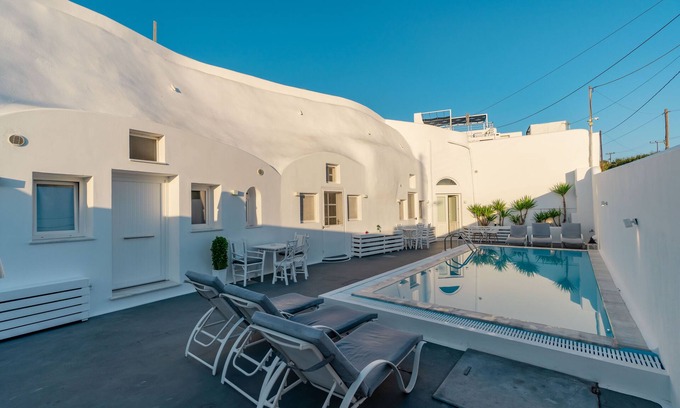 Fira House | Fira-Cave-Sleeps 13-Parking-Pool-Pet Friendly
