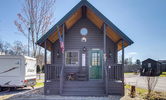 Sevierville Cabin | Fire Pit + Pool Access: Cozy Cabin in Sevierville!