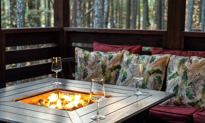 Mentone House | Firefly at Mentone with Hot Tub & Internet