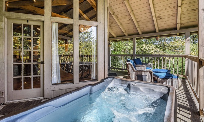Townsend Cabin | Firefly Lookout: Pet Friendly, Free Attraction Tickets, Hot Tub & Fireplace