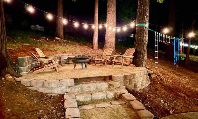 Pollock Pines House | FirePit~Horseshoes~King Bed~Near Lake, Wine, Farms