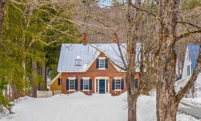 Woodstock House | Fireplace, Library - 21 Mountain Ave, Woodstock*