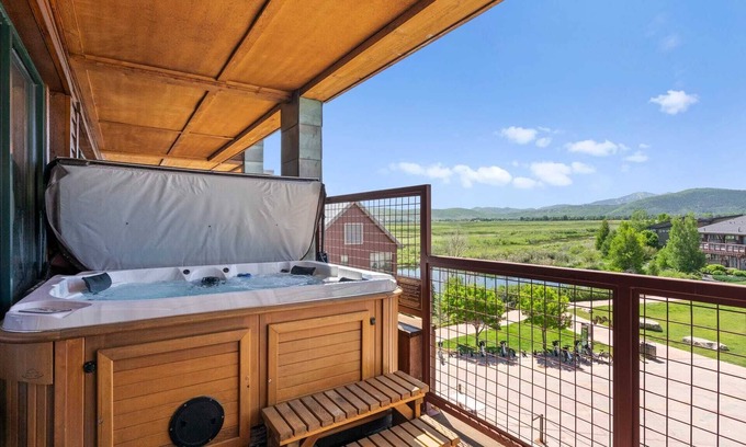Kimball Junction Condo | Fireplace & Private Hot Tub | Private Balcony + Views | Clean + Spacious
