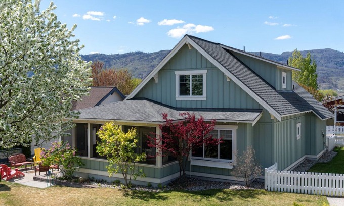 Oroville Cottage | Firerock Hideout - Short stroll to Everything!