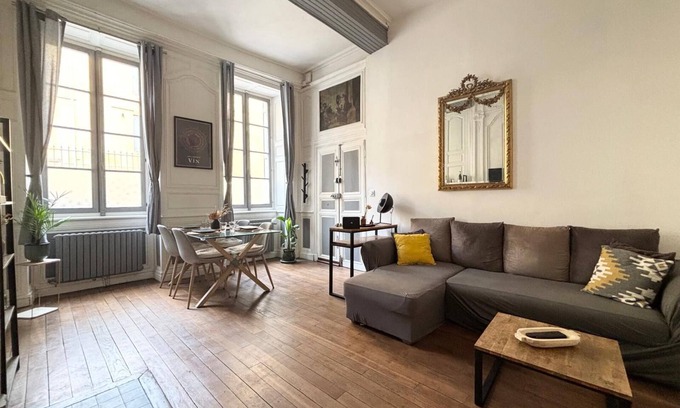 Avallon Apartment | First floor F3 16th Century, Downtown