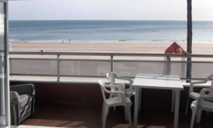 Cadiz Apartment | First line beach in Cádiz. Completely renovated in January 2017, brand new