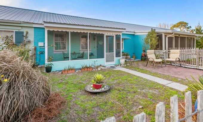 Lanark Village Cottage | Fish, Boat, Play with a cute comfy place to stay!