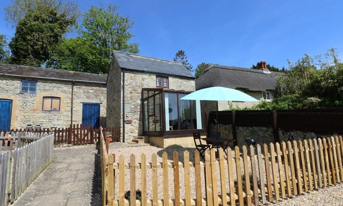 Ventnor Cottage | FISHERMAN'S COTTAGE, pet friendly, with a garden in Ventnor