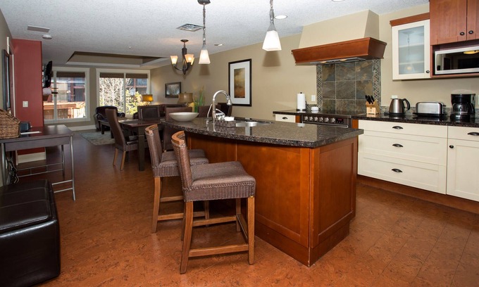 Canmore Condo | FIVE STAR RESORT AND SPA - PET FRIENDLY