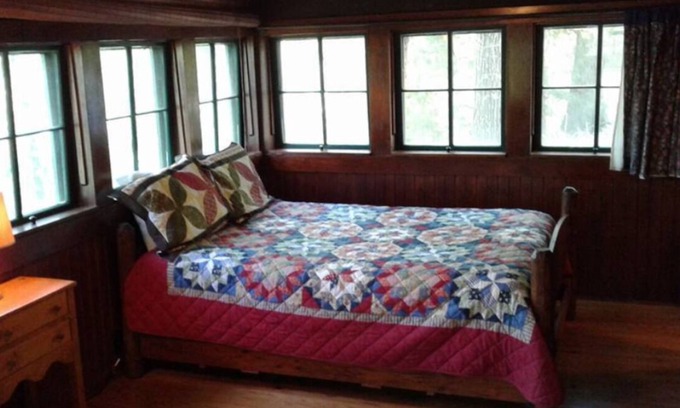 Hot Springs Cabin | FIVE POINTS~LAKE HAMILTON: Cabin#1 ~ 1BR w/2 Full Beds, Futon in LR, Full Kitchen, Breakfast "Fixins" Provided