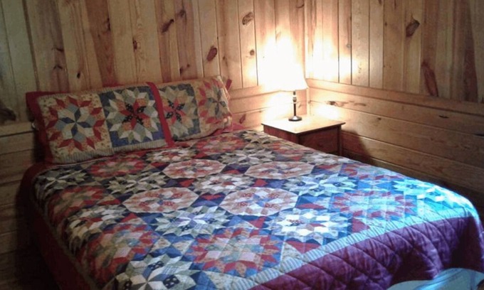 Hot Springs Cabin | FIVE POINTS~LAKE HAMILTON: Cabin#E ~ 2 Story, 3BR w/Queen Beds, Futons in LR & Loft, Full Kitchen, Breakfast "Fixins" Provided, 2 Baths (Upstairs has Jetted Tub), Large Covered Porch, Right by the Water