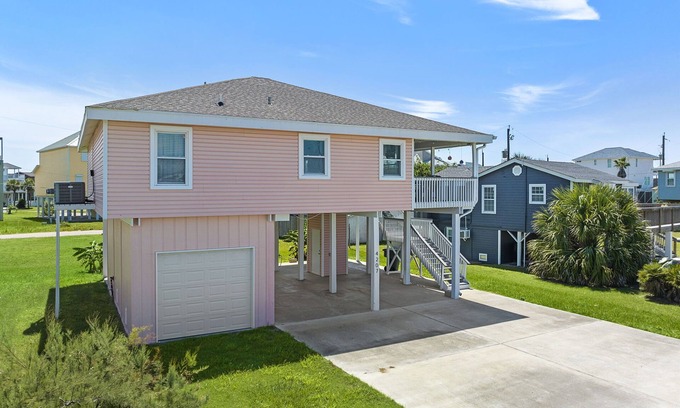 Pirates Beach House | Flamingo's Nest 2/2 beachside in Palm Beach - 2 minute walk to beach!