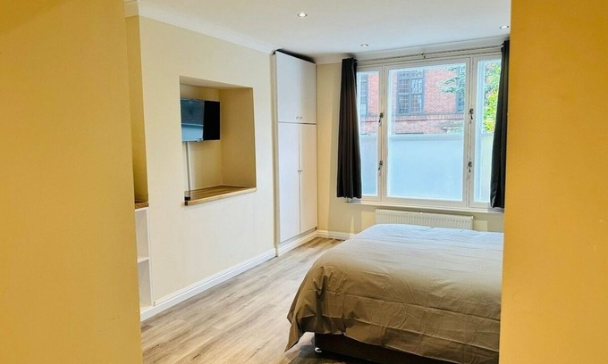Nottingham City Centre Apartment | Flat 1 Castle View 5 Guest Family Suite