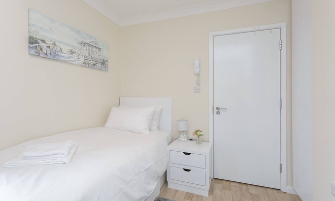 Southampton City Centre Apartment | Flat 4 - Luxury Blackberry Apartments