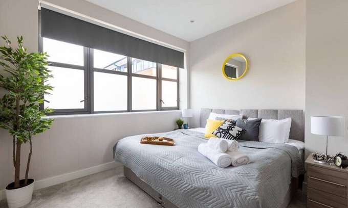 Watford Apartment | Flat 5 · homely - Watford Premier Apartment (Warner Bros)