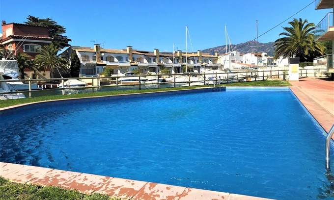Roses Apartment | Flat in Roses with canal views and swimming pool AV-52